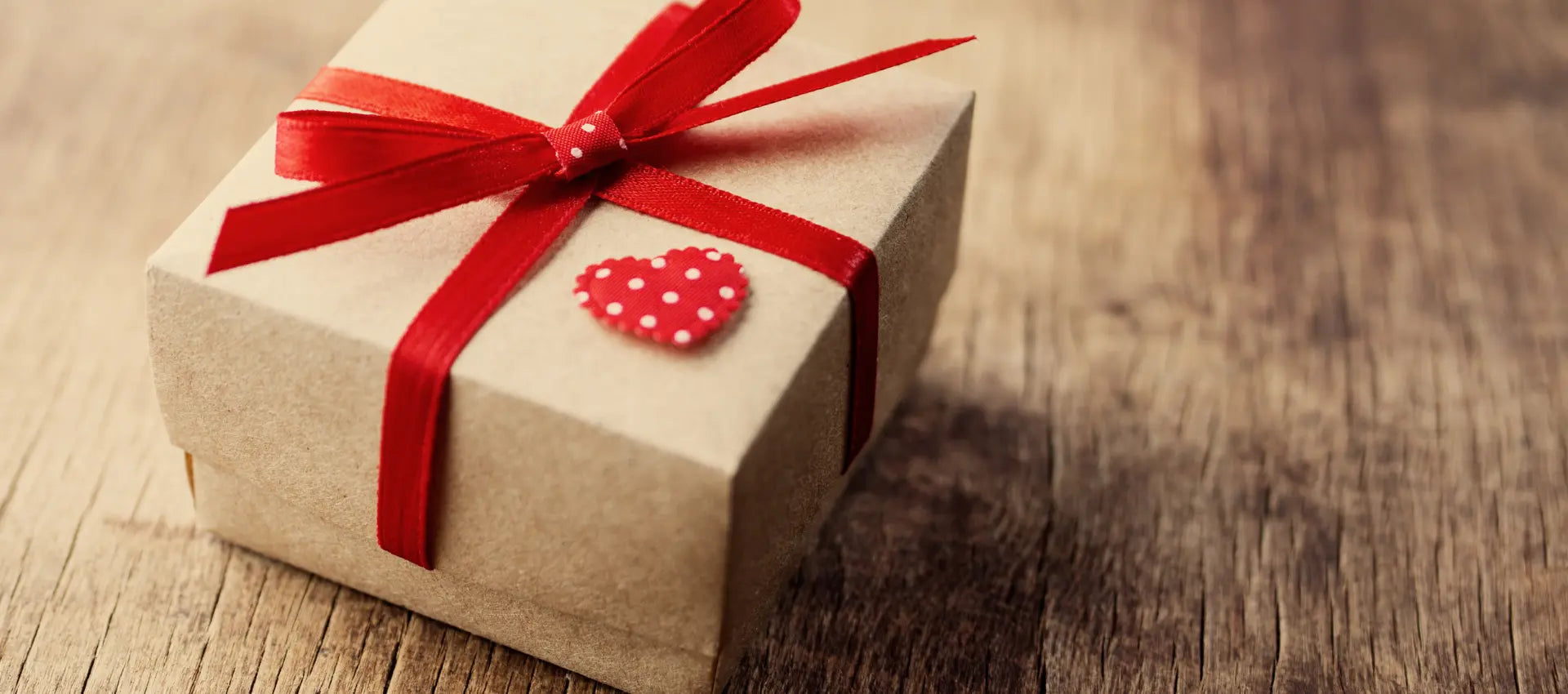 kleines Schachtelgeschenk mit roter Schleife.