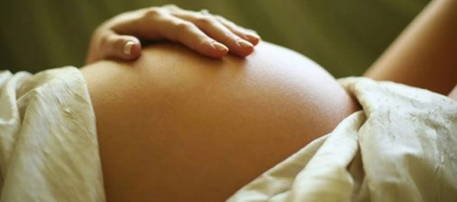 schwangerer Bauch umhüllt von Tüchern