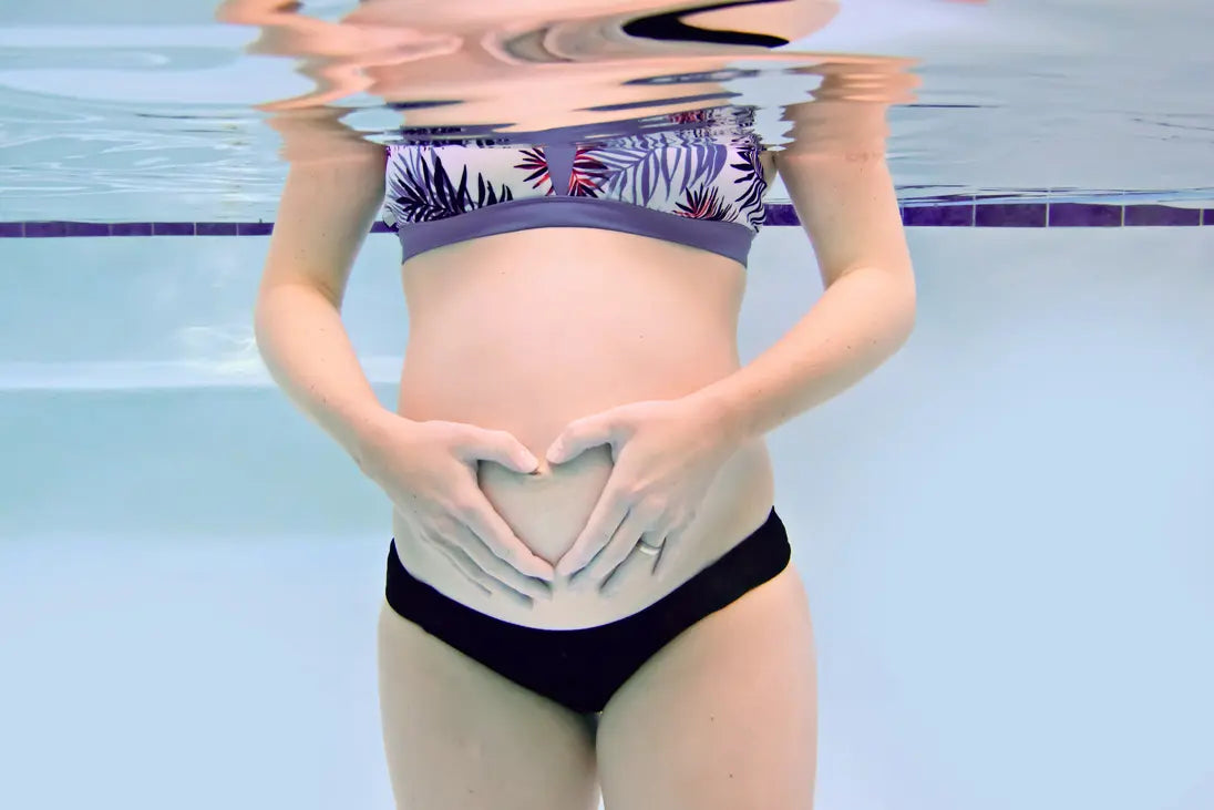 Schwangere Frau im Wasser.