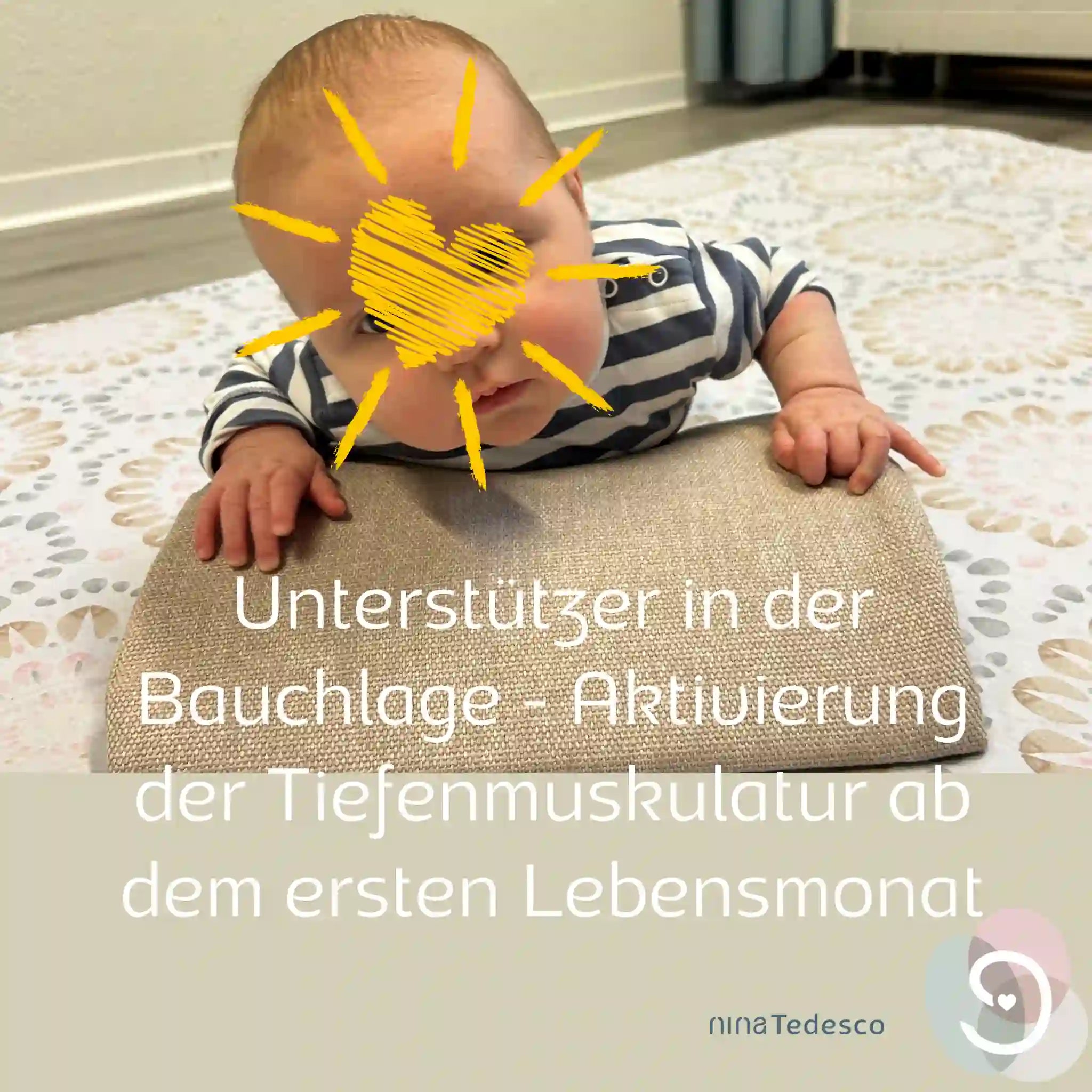 Baby in Bauchlage gestütz mit dem Bauchkissen für die Tummy Time / Nina Tedesco
