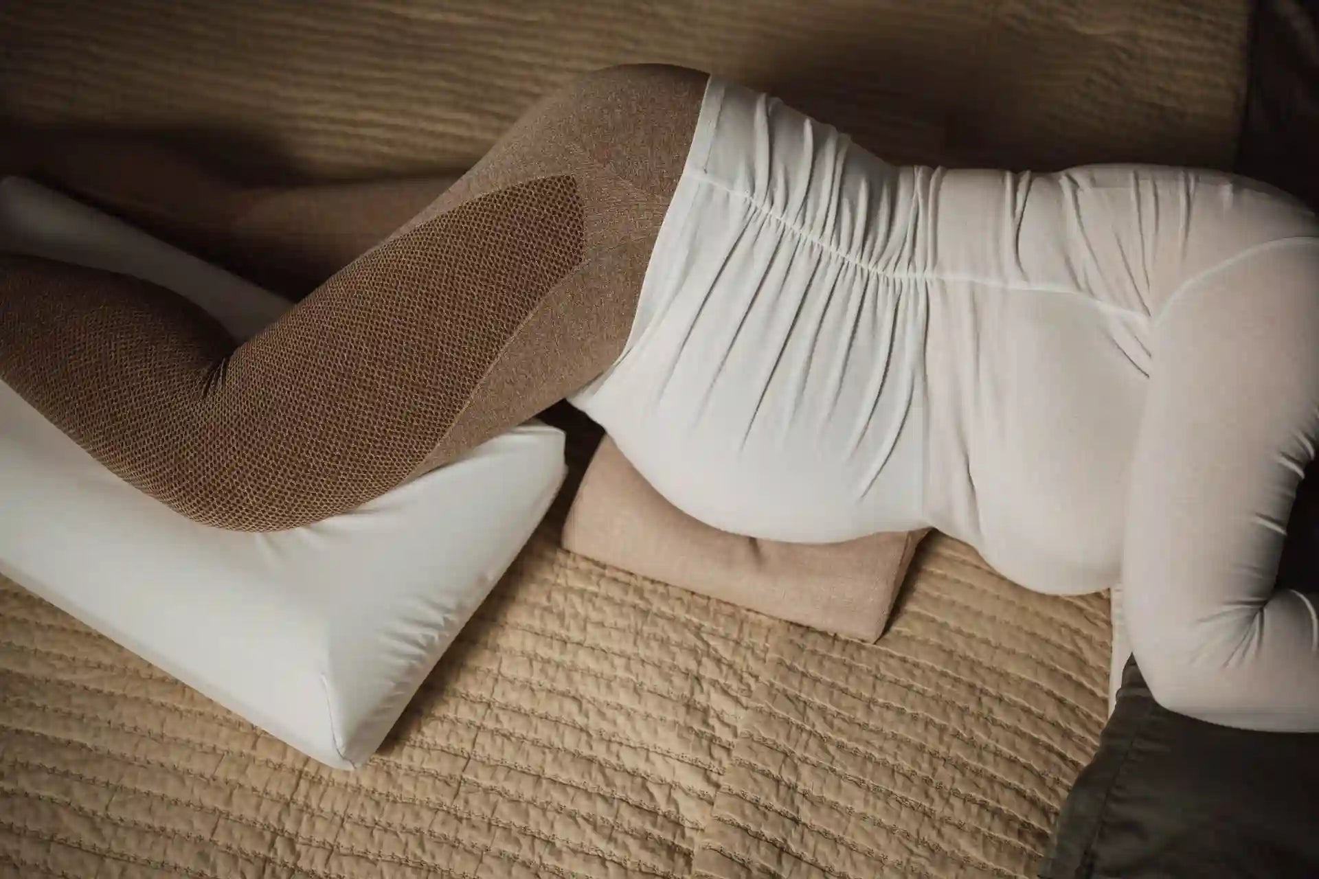 Bauchkissen stützt Schwangere Frau in Seitenlage