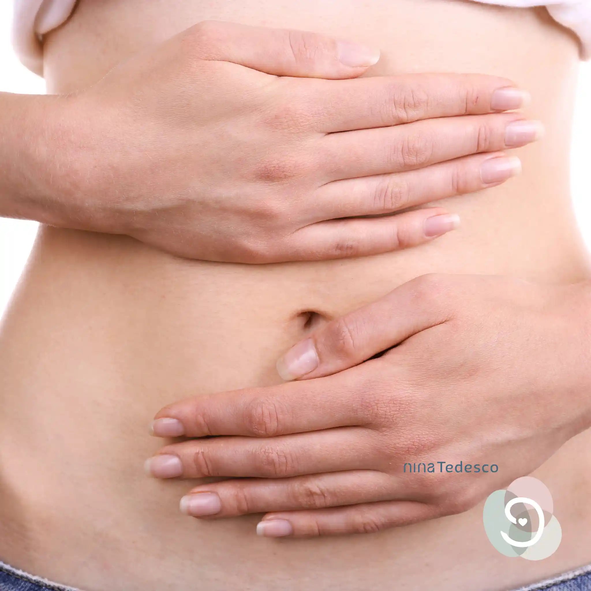 Bild von Frau die sich mit beiden Händen den flachen Bauch hält