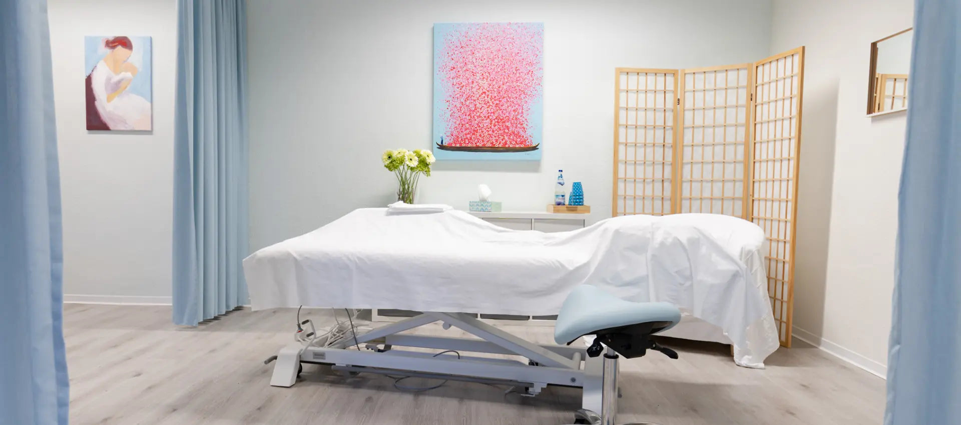 Bild von Praxis in Köln, Innenraum mit Massageliege.