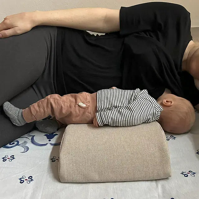 Bauchkissen als Stillhilfe in Seitenlage