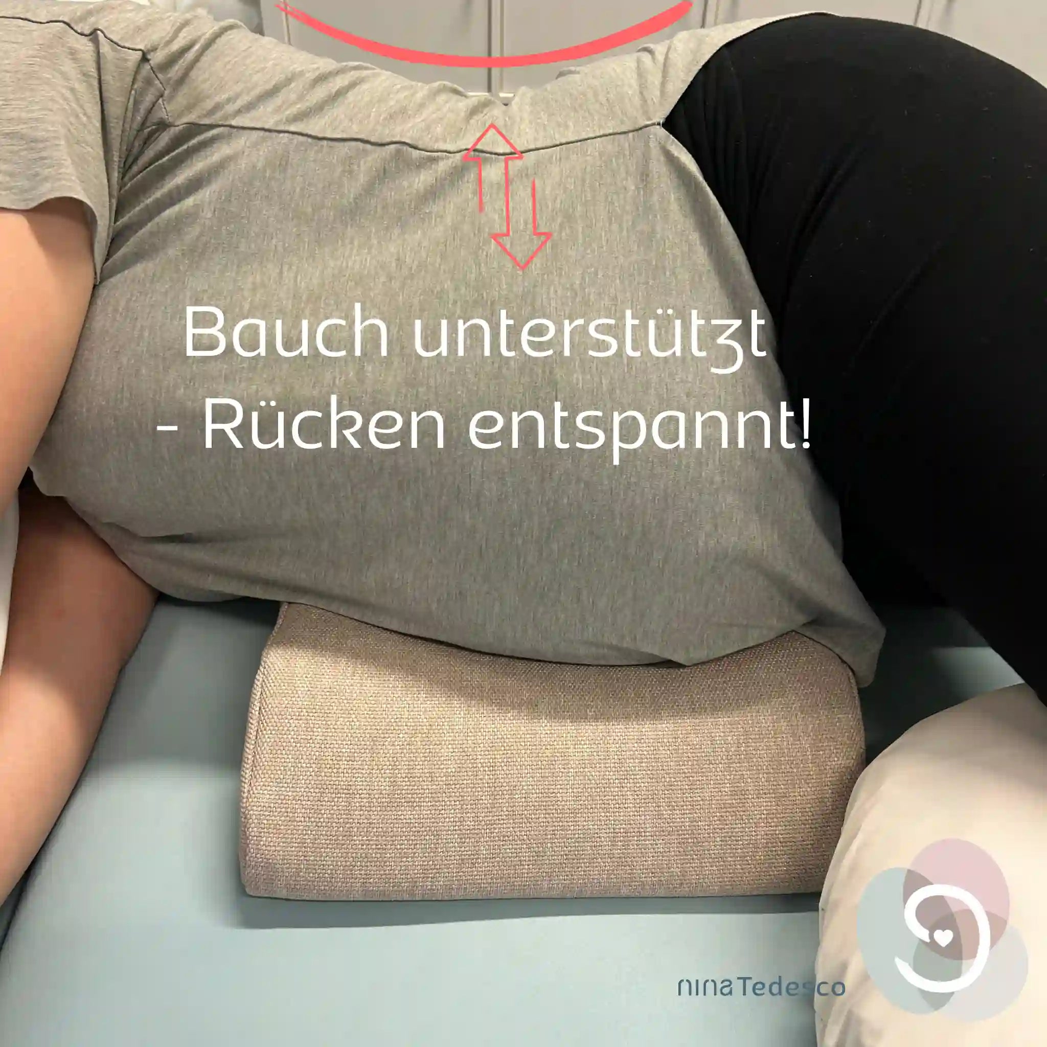 Frau in Seitenlage mit Bauchkissen mit dem Slogan: Bauch unterstützt - Rücken entspannt!/ Nina Tedesco
