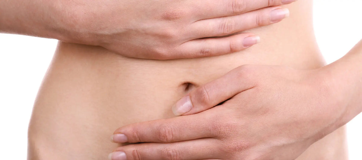 Hände auf falchem Bauch / Bildausschnitt