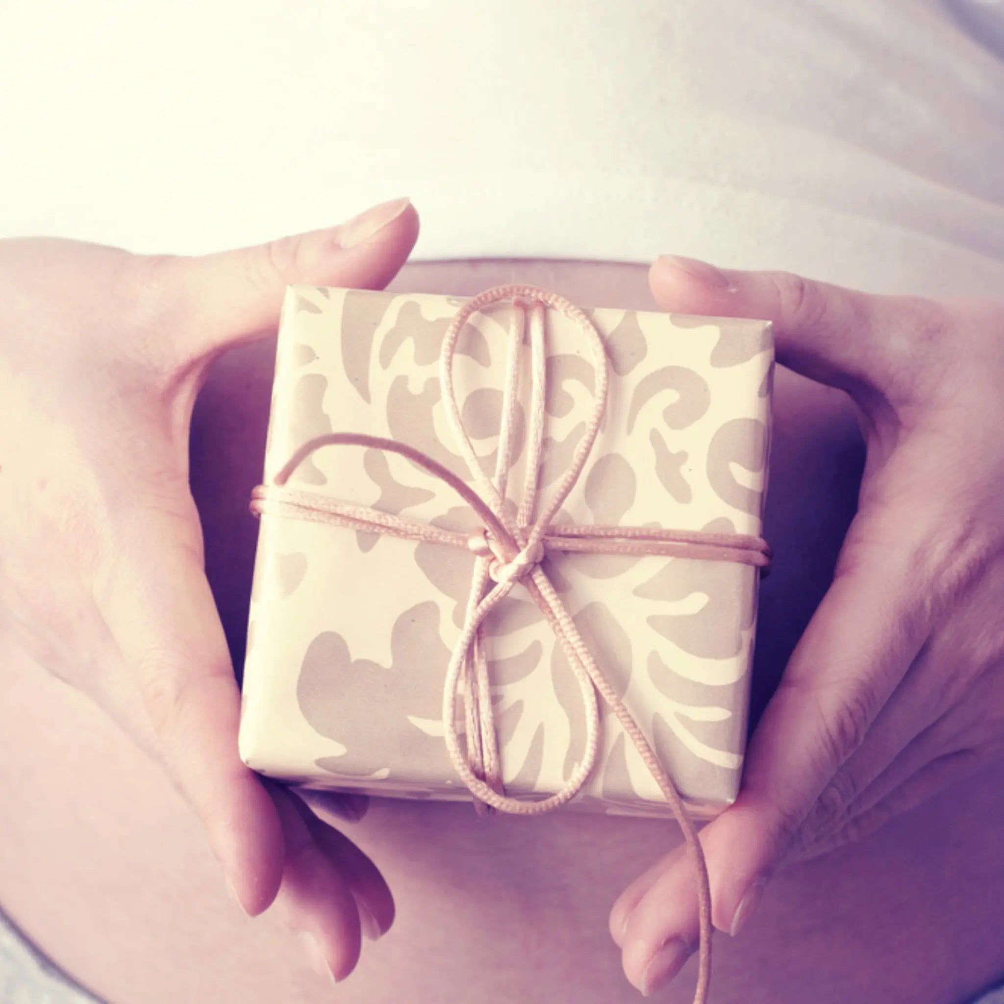 Hände mit "thank you" Karte Produktbeschreibung