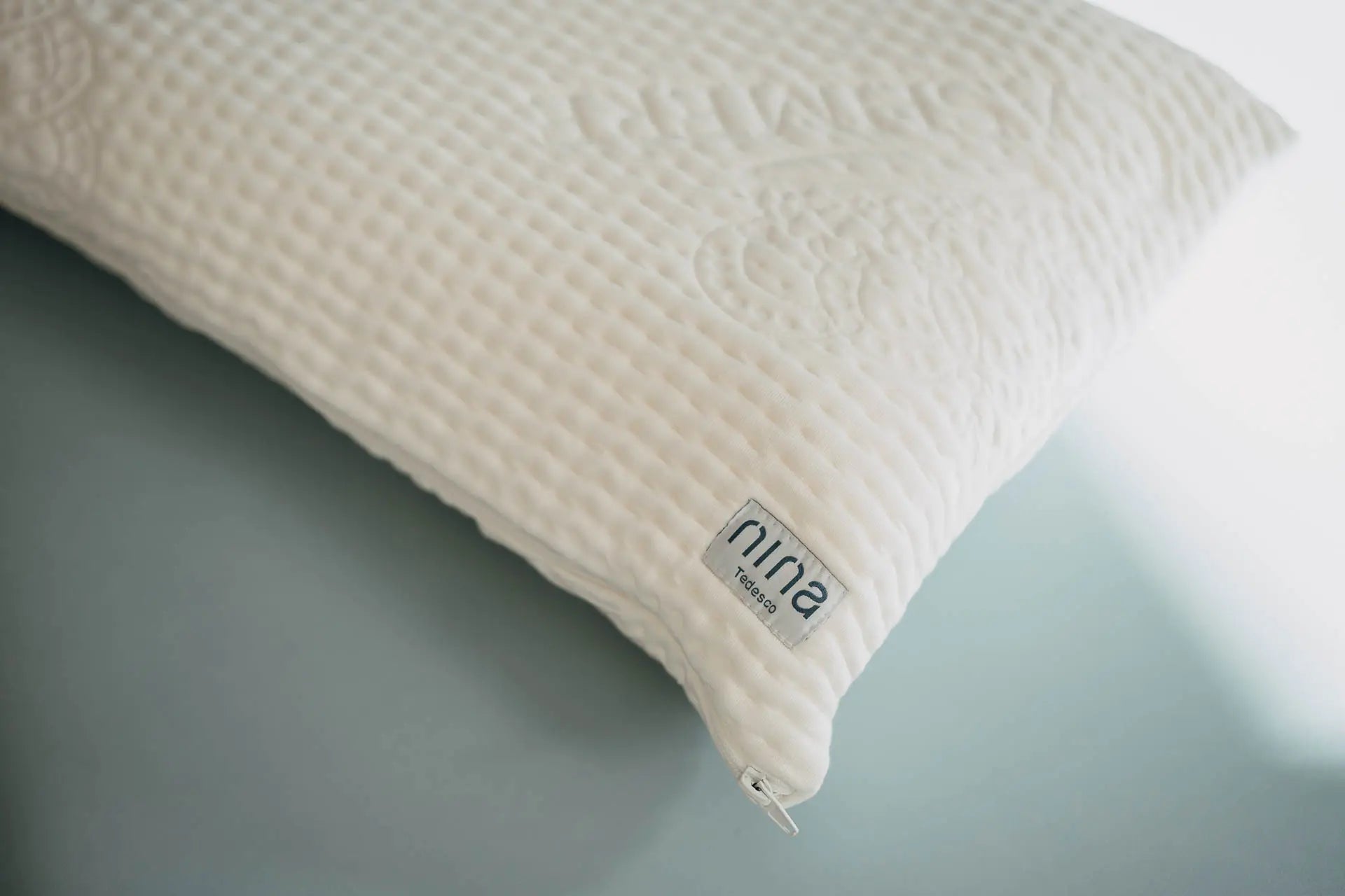 Ecke des Kopfkissens mit Logo