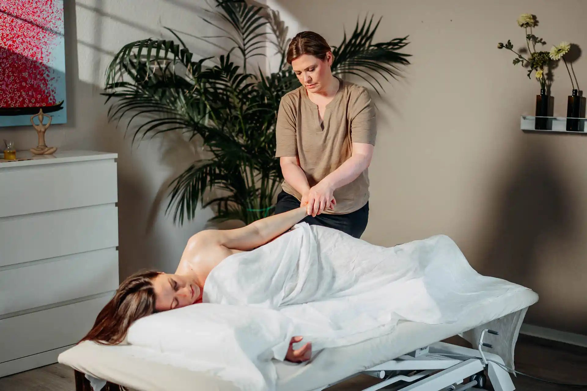 Nina massierte einer Schwangeren Frau den Arm in Seitenlage