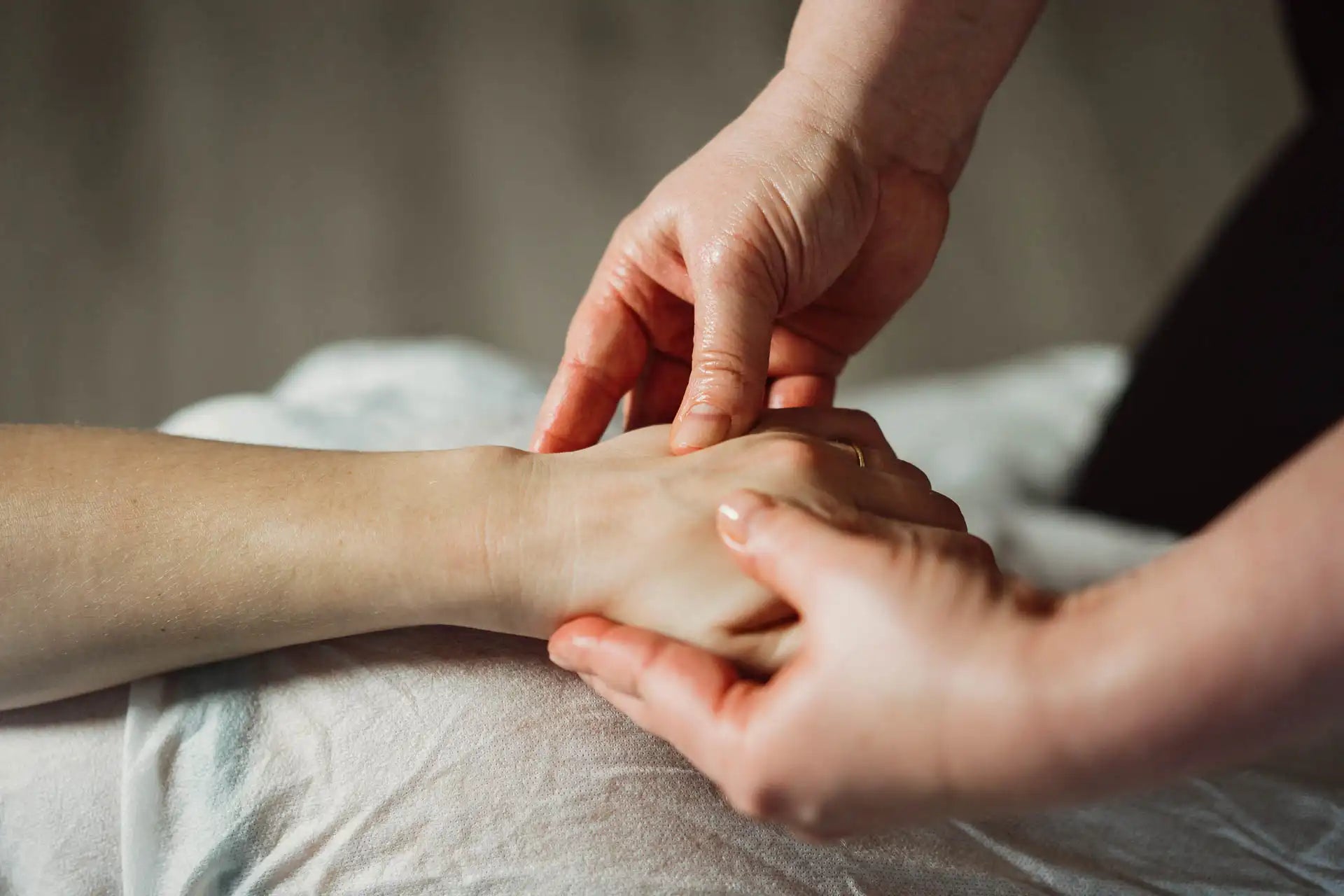 Nina massiert eine Hand