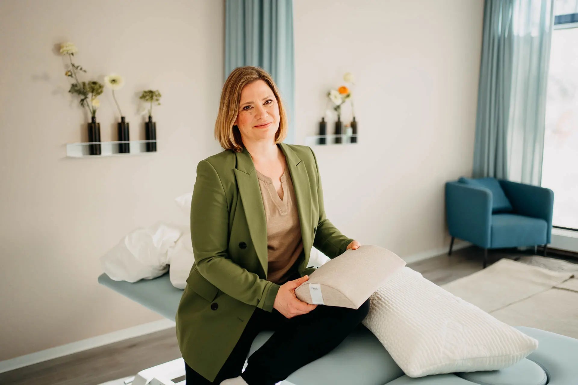 Nina mit Lagerungskissen auf Massageliege