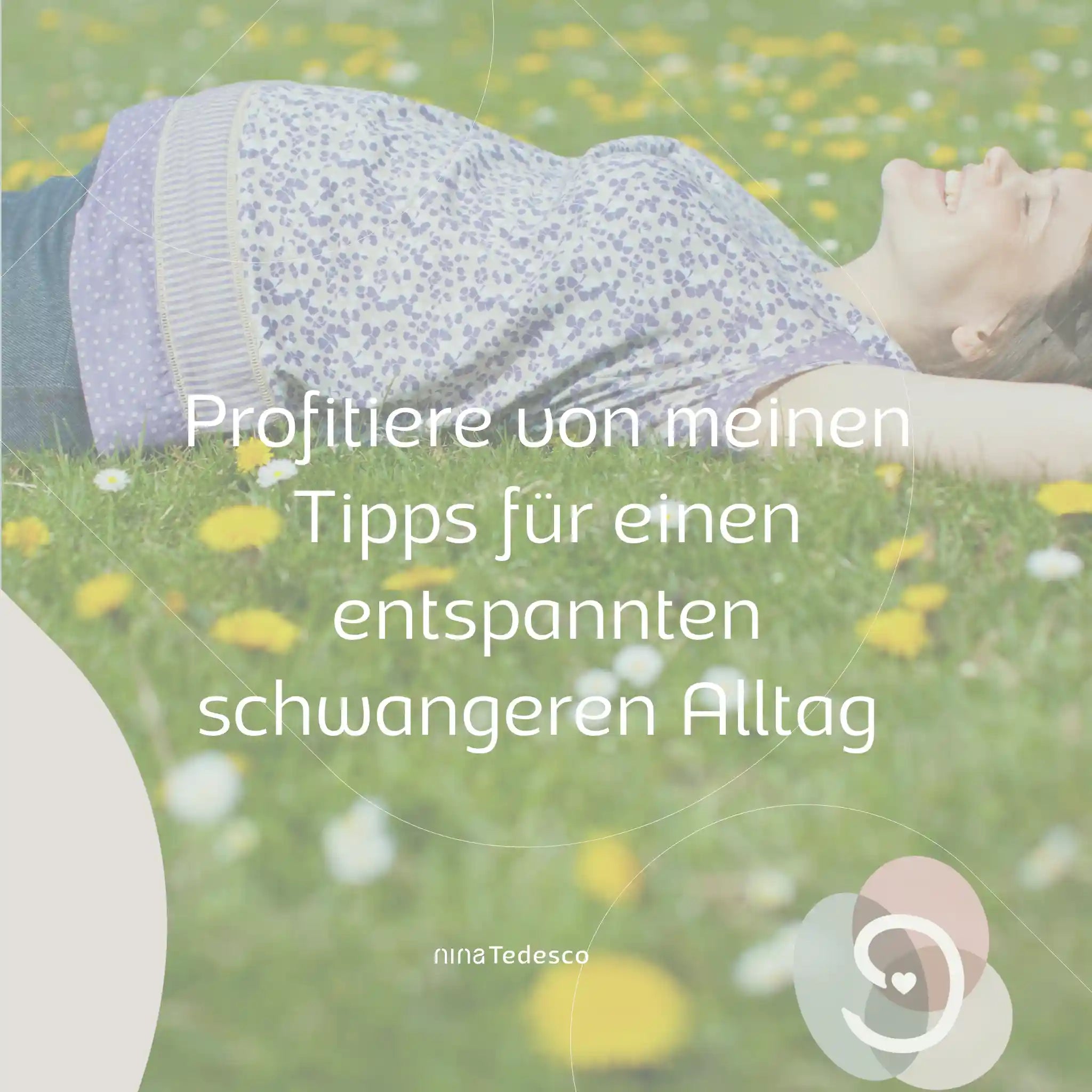 Schwangere entspannt auf einer Wiese: Profitiere von meinen Tipps für einen entspannten schwangeren Alltag