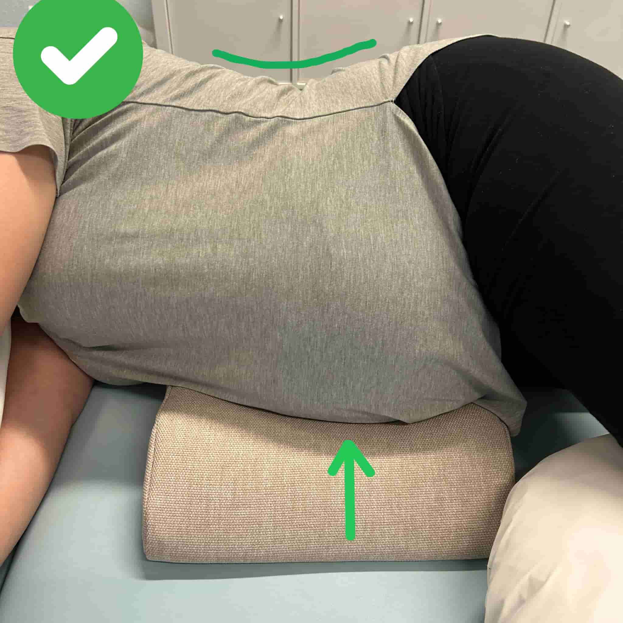 Schwangere mit Bauchunterstützung