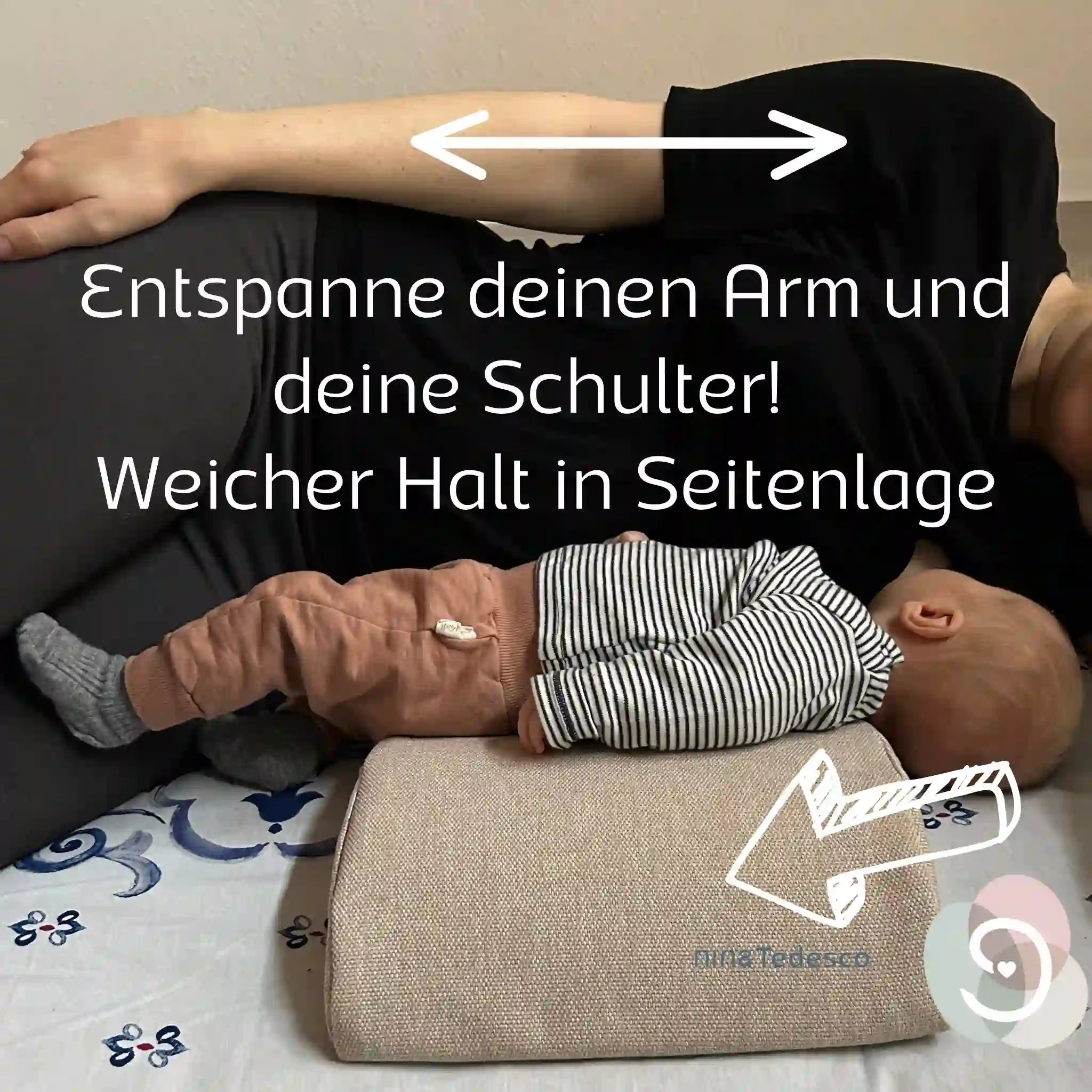 Stillenden Mutter in Seitenlage. Kind davor mit Bauchkissen eingekeilt.