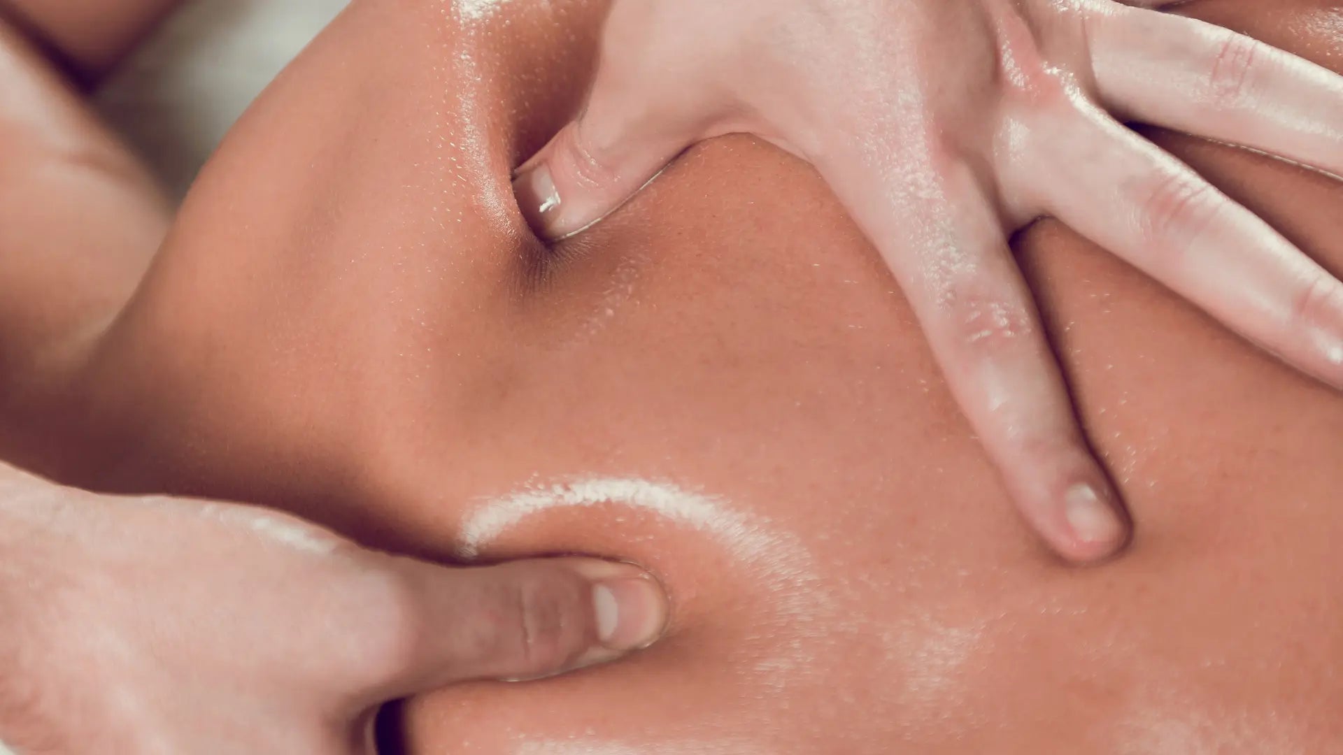 Szene einer Akupressurmassge der Schulter