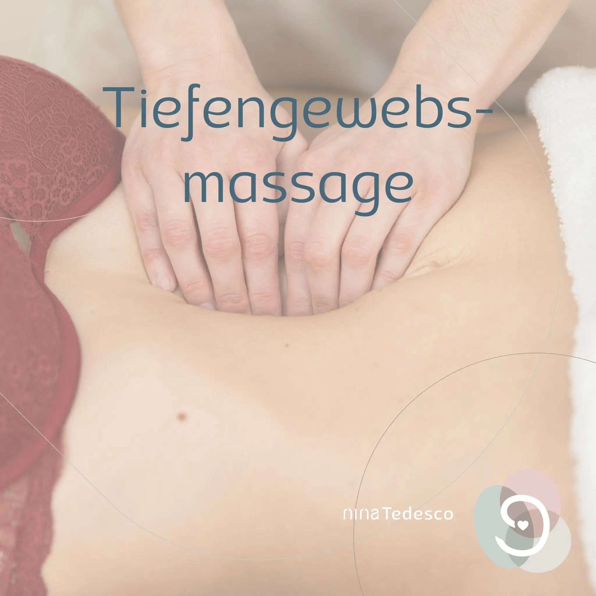 Szene einer Tiefengewebsmassage am Bauch