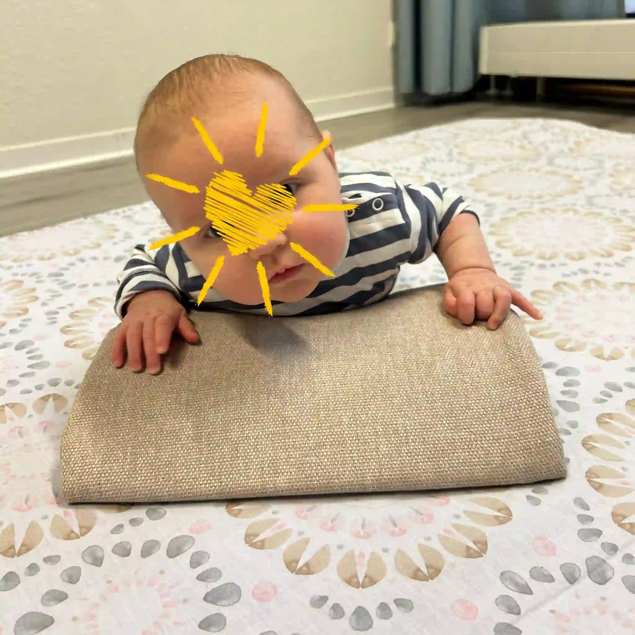 Tummy Time, Baby in Bauchlage auf Unterstützungskissen