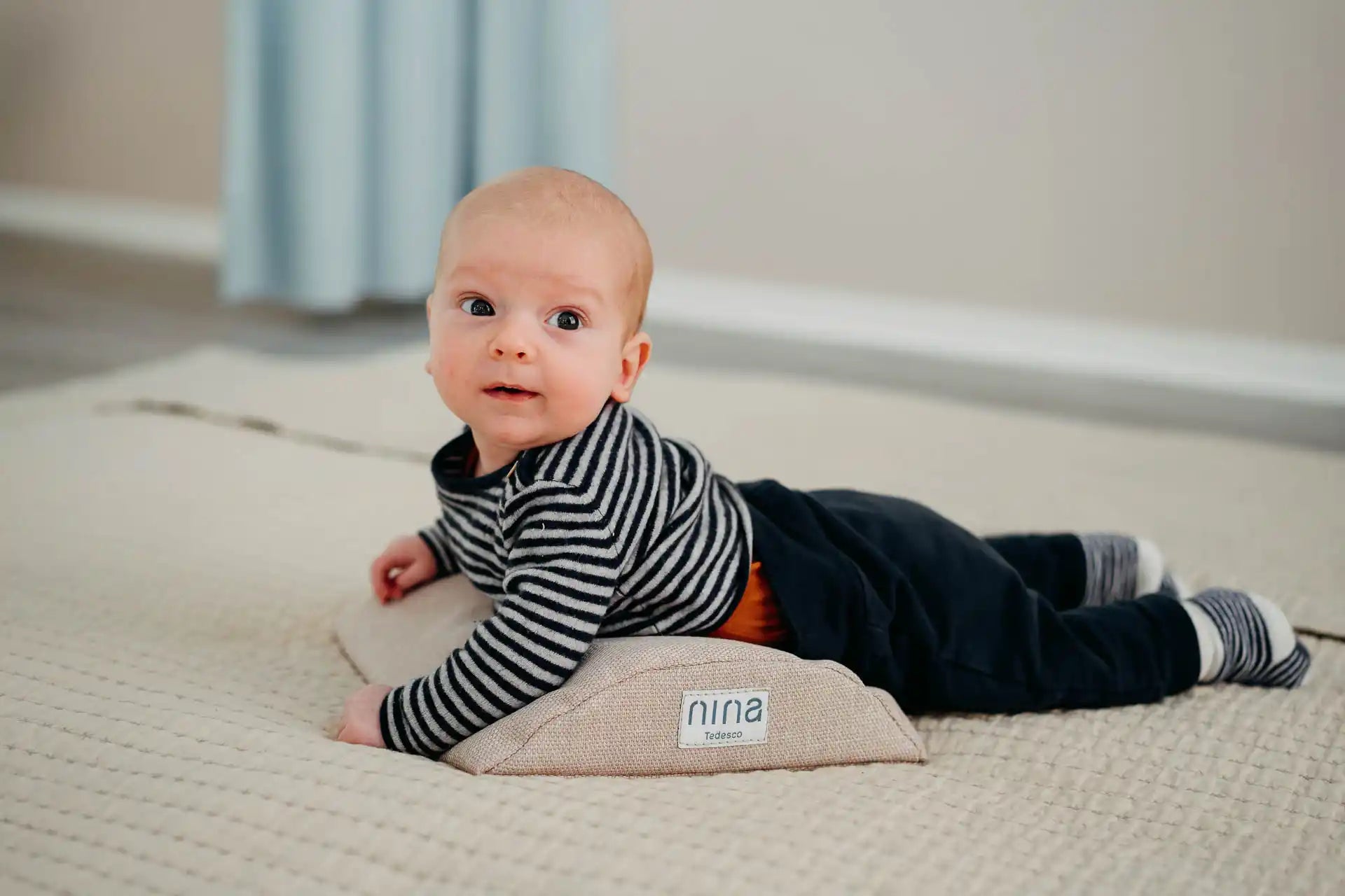 Bauchlagerung eine Babys in Seitenansicht