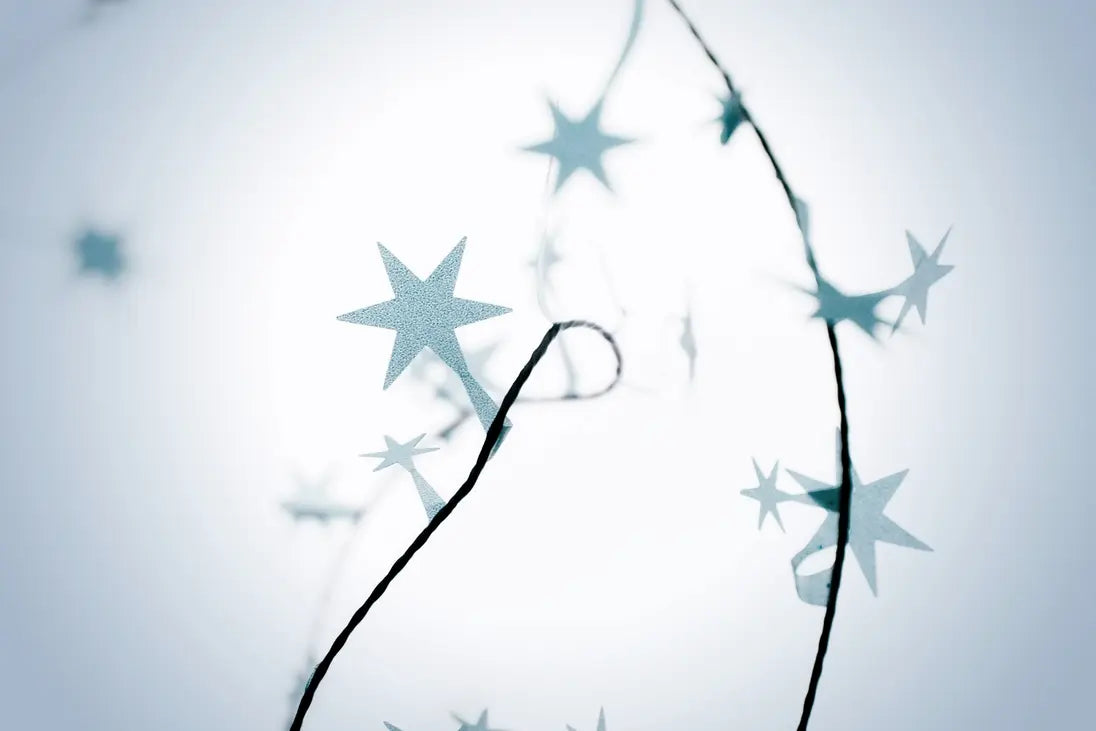 Sterne an Kordel im Licht