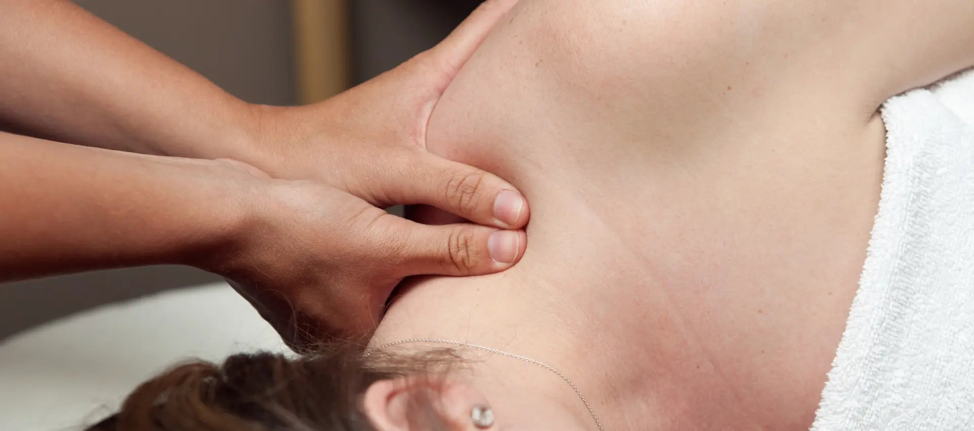 Massageszene am Nacken in Seitenlage