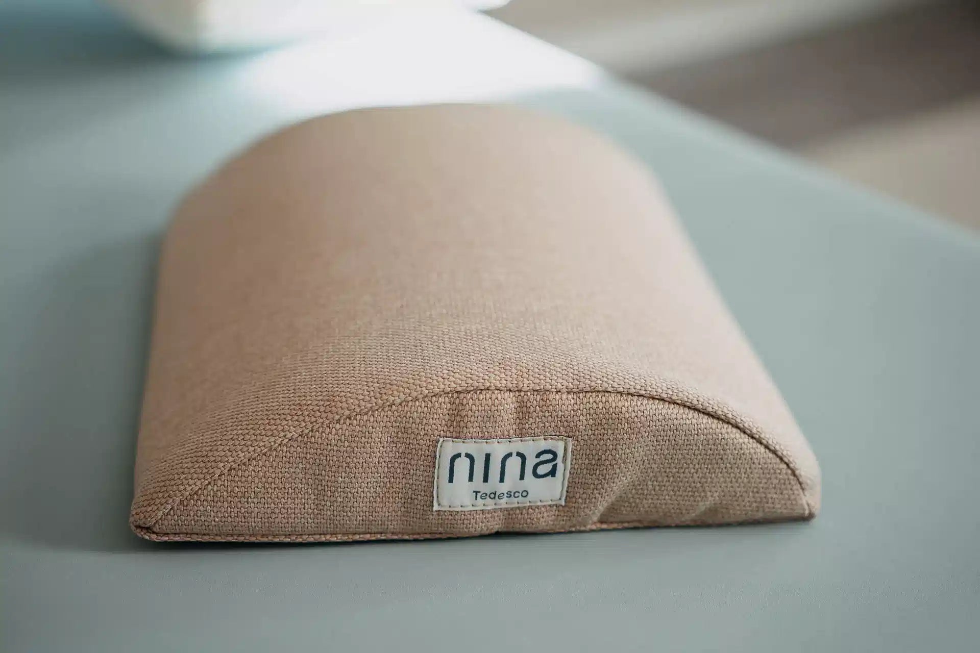 Bauchkissen mit Logo, Seitenansicht