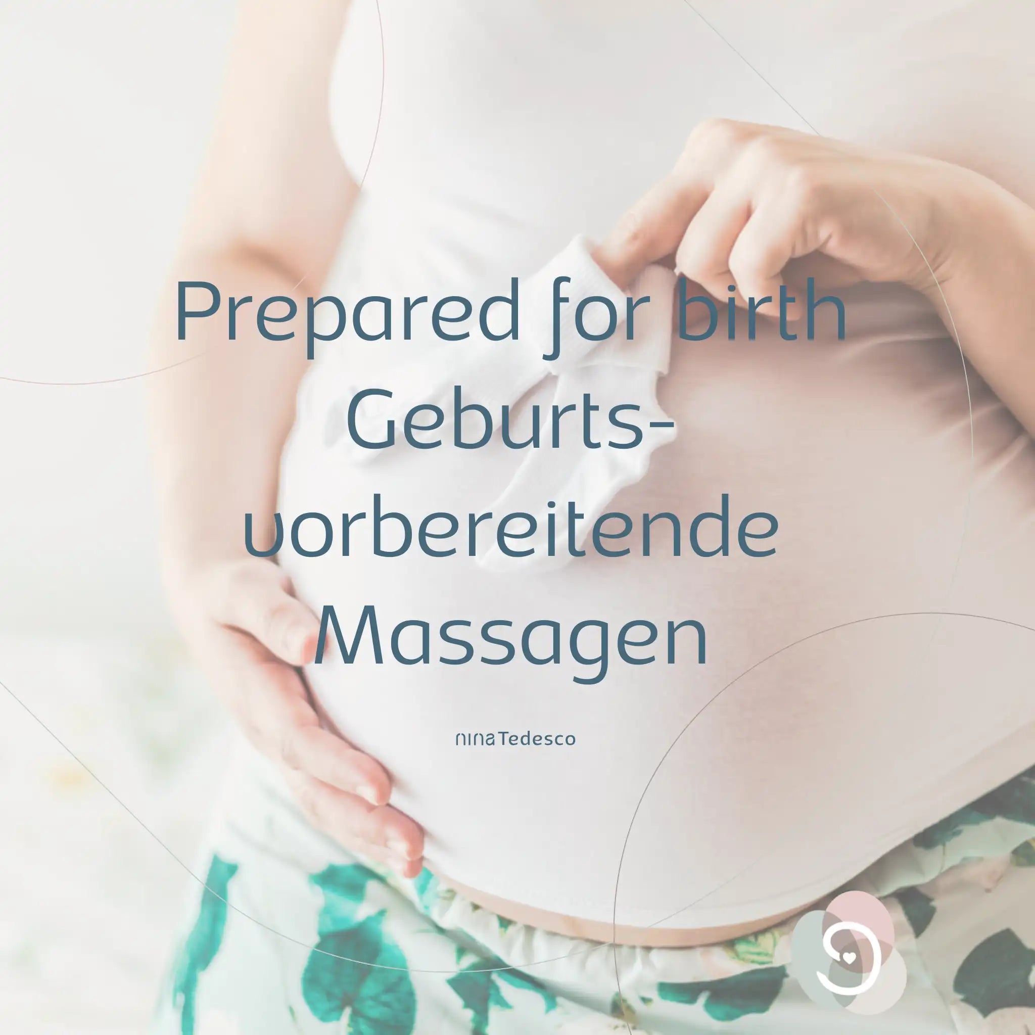 Bild von einem Schwangeren Bauch. Davor zwei kleine Söckchen in den Fingern. 