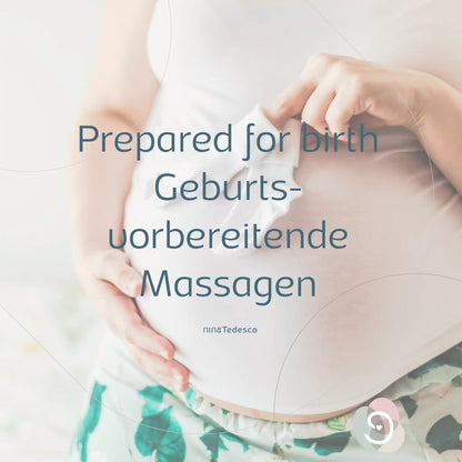 Bild von einem Schwangeren Bauch. Davor zwei kleine Söckchen in den Fingern. 
