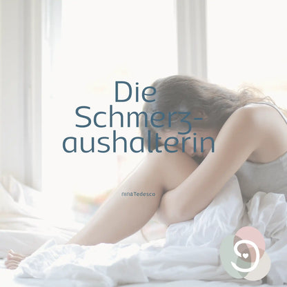 Die Schmerzaushalterin: Bild von einer Frau die sich im Bett nach vorne krümmt 