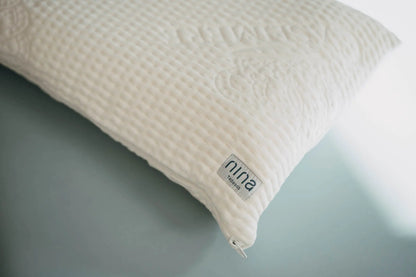 Ecke des Kopfkissens mit Logo