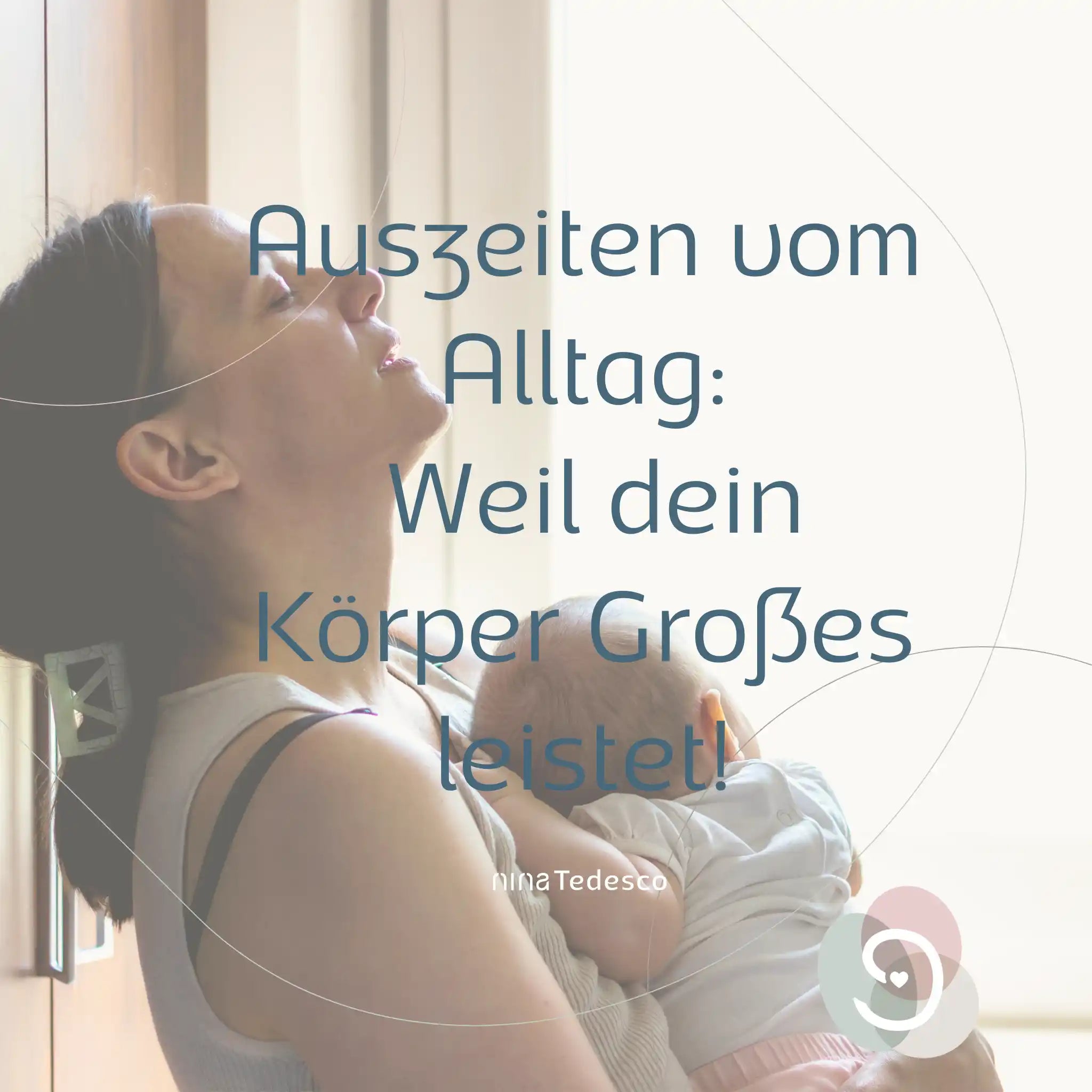 Mutter lehnt an Schrank an und ist sehr erschöpft. Das Baby ist auf ihrem Arm 