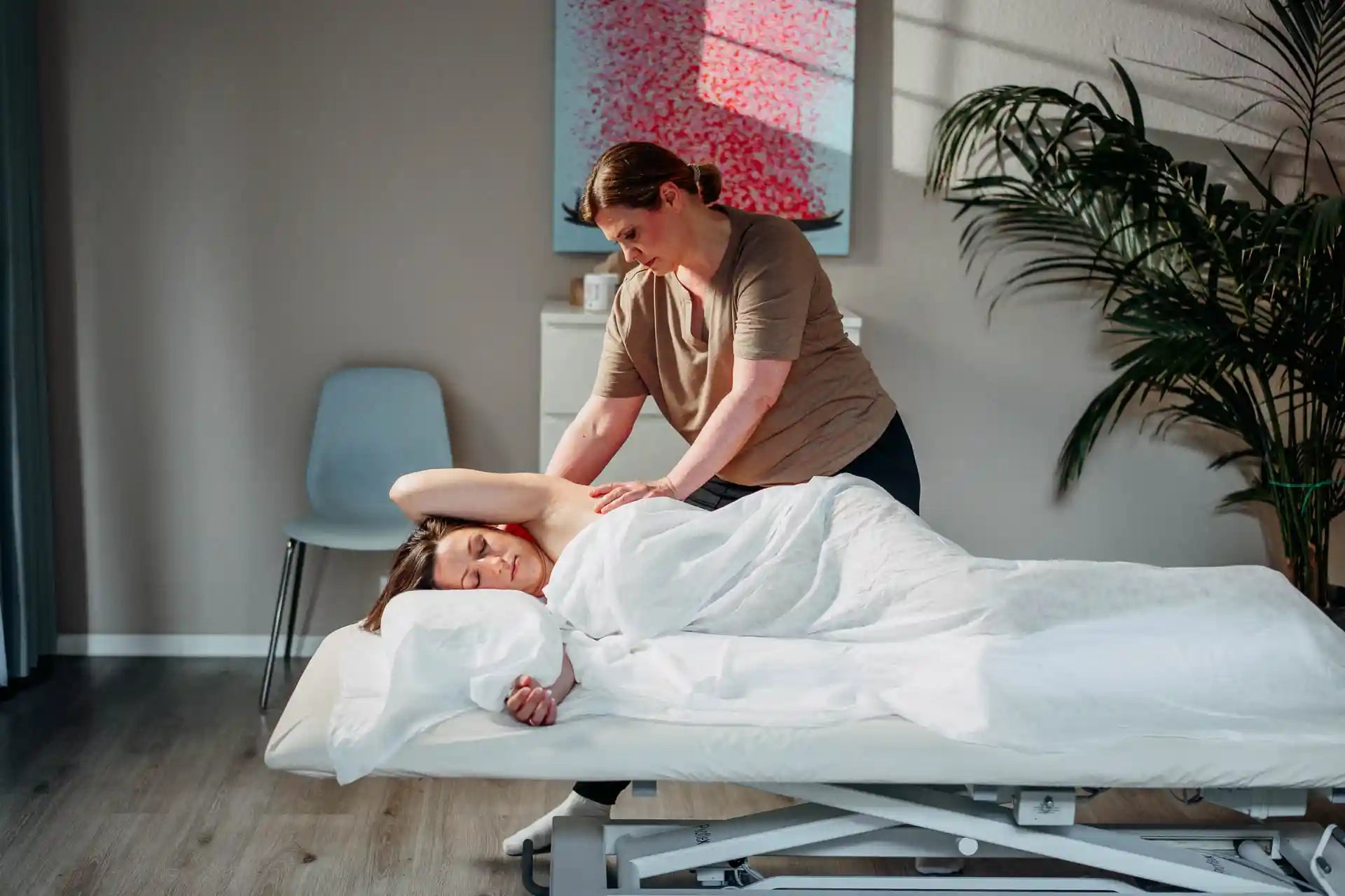 Nina arbeitet an der Massagebank