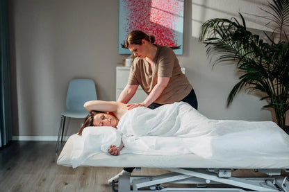 Nina arbeitet an der Massagebank