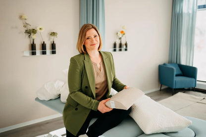 Nina mit Lagerungskissen auf Massageliege