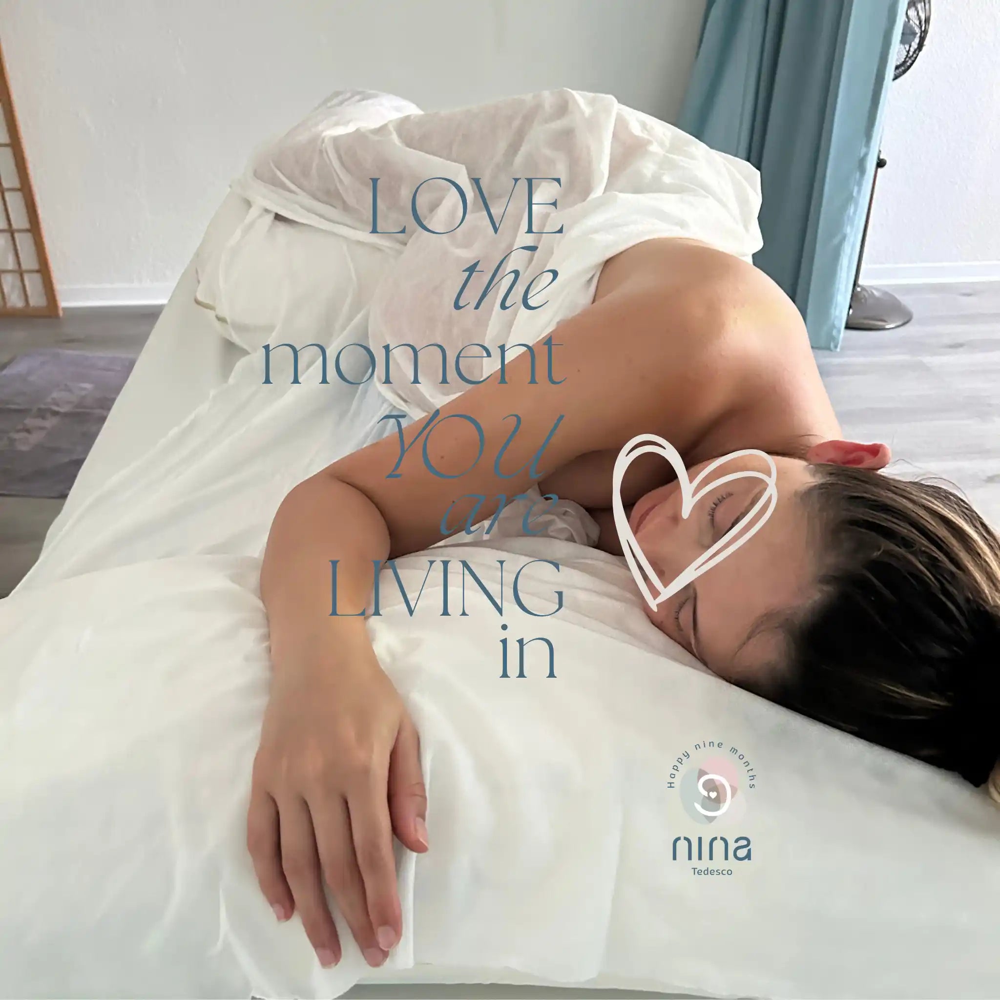 Schwangere liegt nach einer Massage sehr entspannt und mit Laken zugedeckt auf der Massageliege. Slogan: Love the moment you are Living in / Nina Tedesco