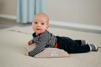 Bauchlagerung eine Babys  in Seitenansicht